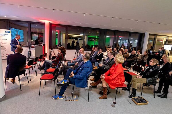 Gäste beim Club-Abend bei Leister Technologies Deutschland GmbH in Wuppertal.