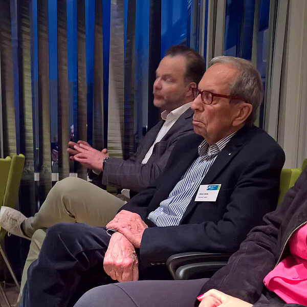 Gäste beim Club-Abend zum Thema "Customer Insights Revolution - Die Zukunft der Marktforschung" im Gästehaus der Uni Wuppertal.