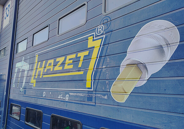 HAZET-Logo auf Garagentor in der Boxengasse vom Nürburgring.